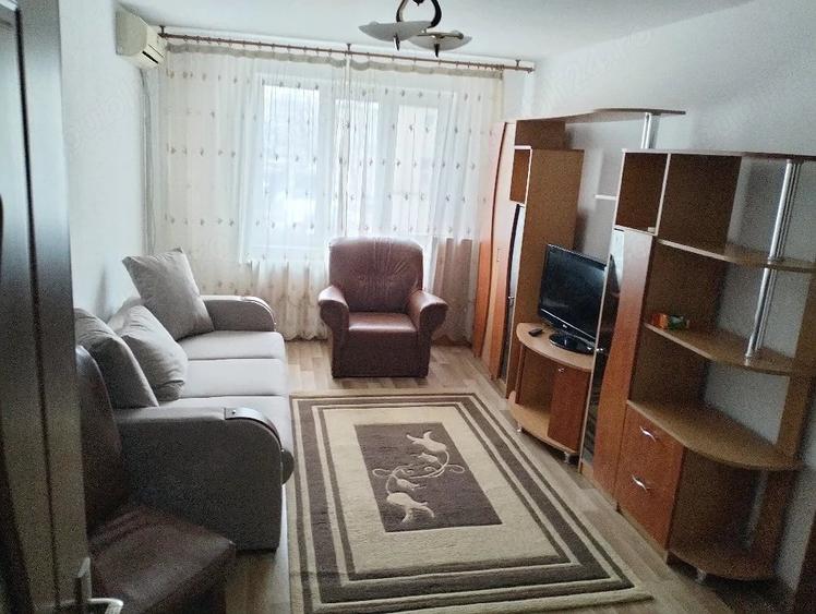 Apartament cu 3 camere semidecomandat în Rahova