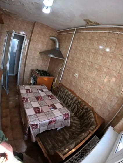 Apartament cu 3 camere semidecomandat, mobilat în Central