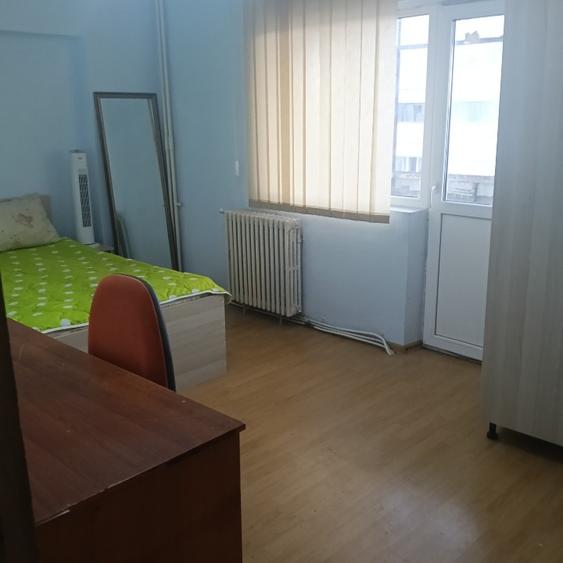 Apartament cu 3 camere decomandat în Podul de Fier