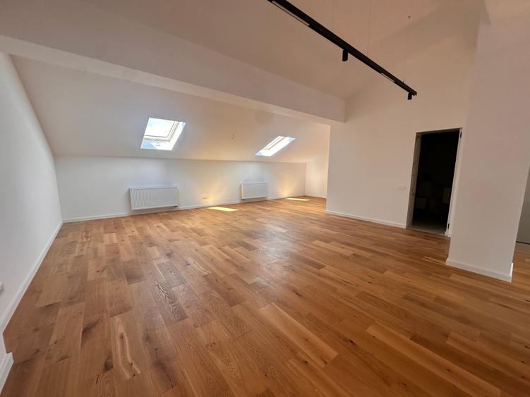 Duplex cu 5 camere cu Canalizare în Est