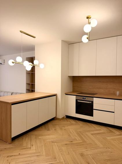 Apartament cu 3 camere semidecomandat în P-ța Victoriei