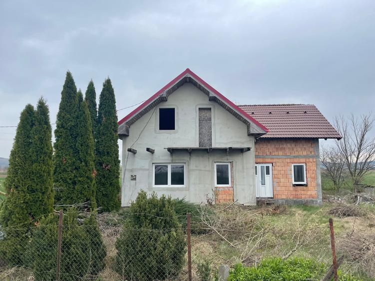 Casă cu 4 camere în Stejeriș