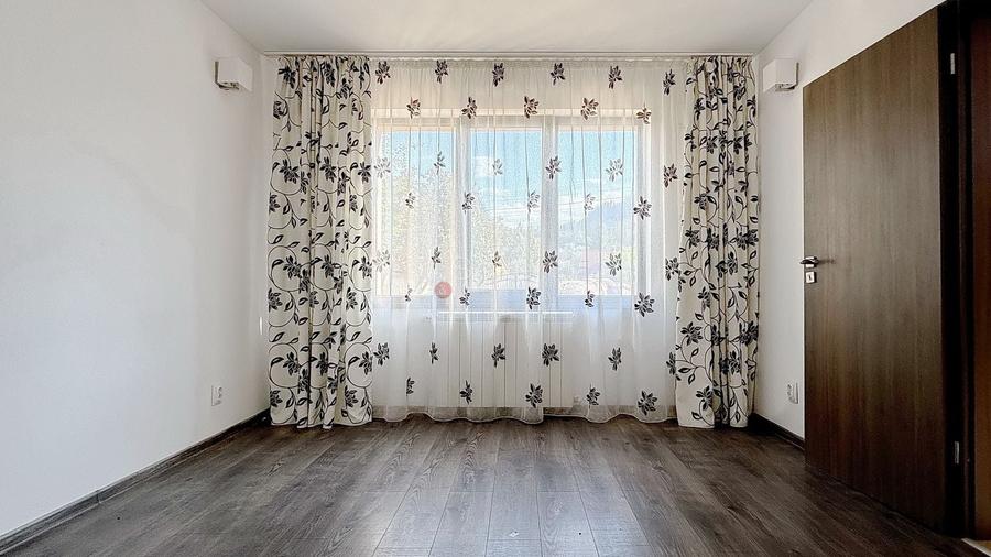 Casă individuală cu 9 camere cu Canalizare în Satulung