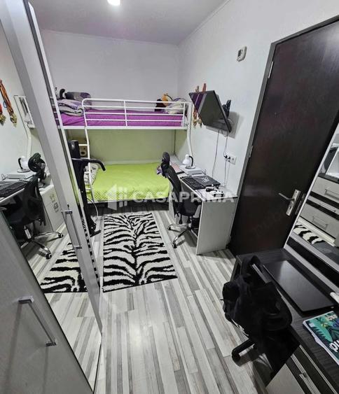 Apartament cu 3 camere semidecomandat în Podu Roș