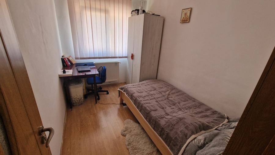 Apartament cu 3 camere semidecomandat în Tractorul