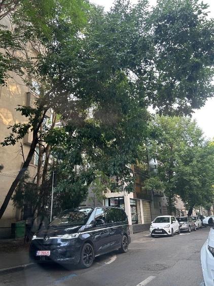 Apartament cu 3 camere semidecomandat, mobilat în P-ța Victoriei