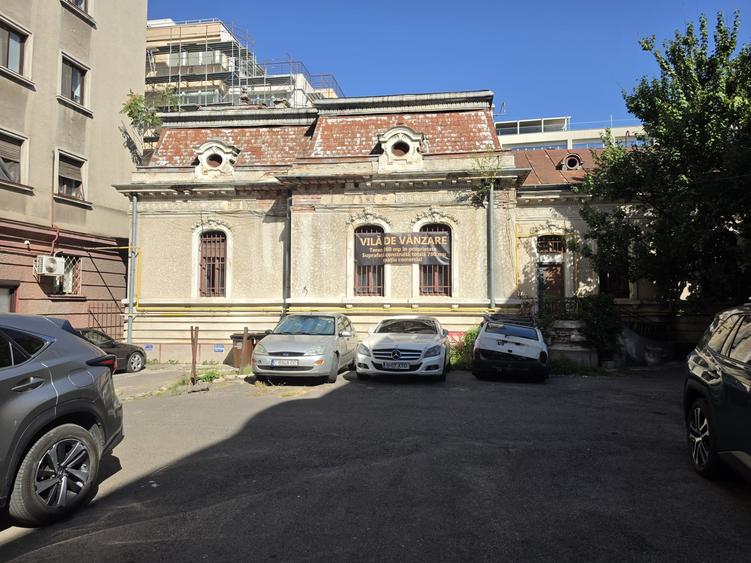 Casă individuală cu 15 camere cu Canalizare în Dorobanți