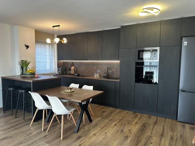 Apartament cu 3 camere decomandat, mobilat în Cetate