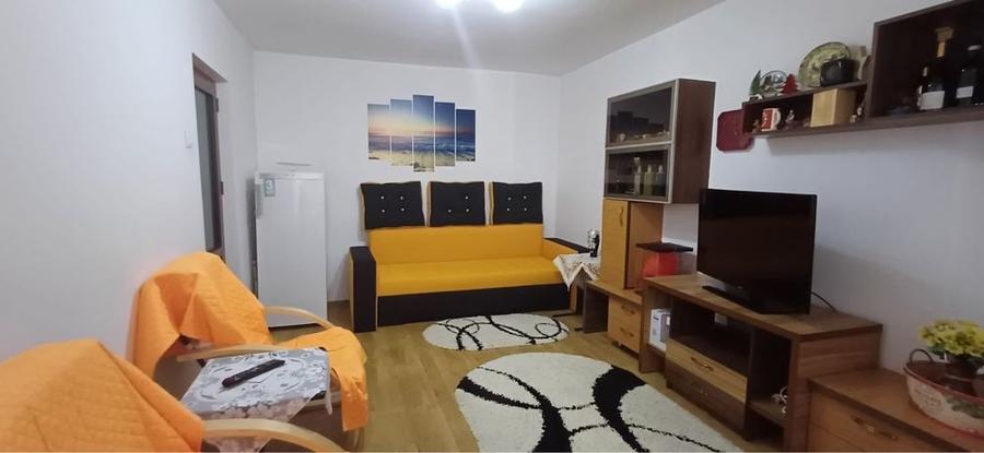 Apartament cu 3 camere decomandat în Micro 6
