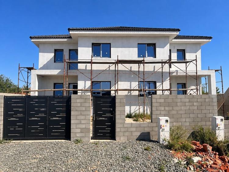 Duplex cu 5 camere cu Canalizare în Moșnița Nouă