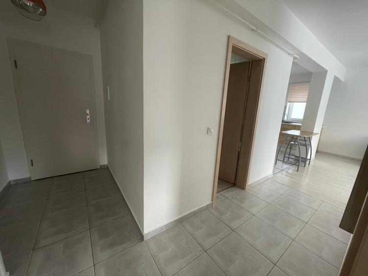 Apartament cu 2 camere semidecomandat în 13 Decembrie