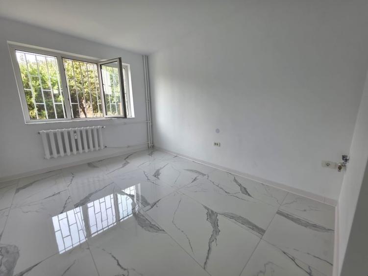 Garsonieră decomandată în Far