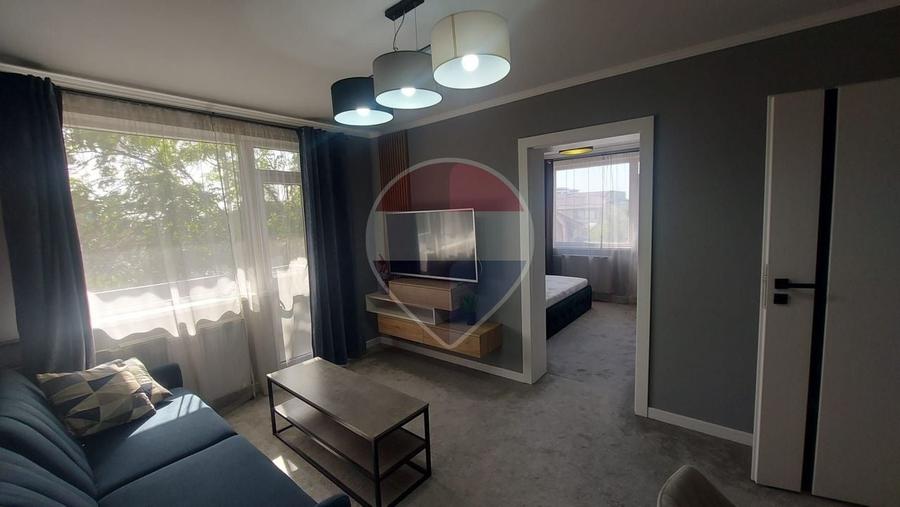 Apartament cu 2 camere semidecomandat, mobilat în Decebal