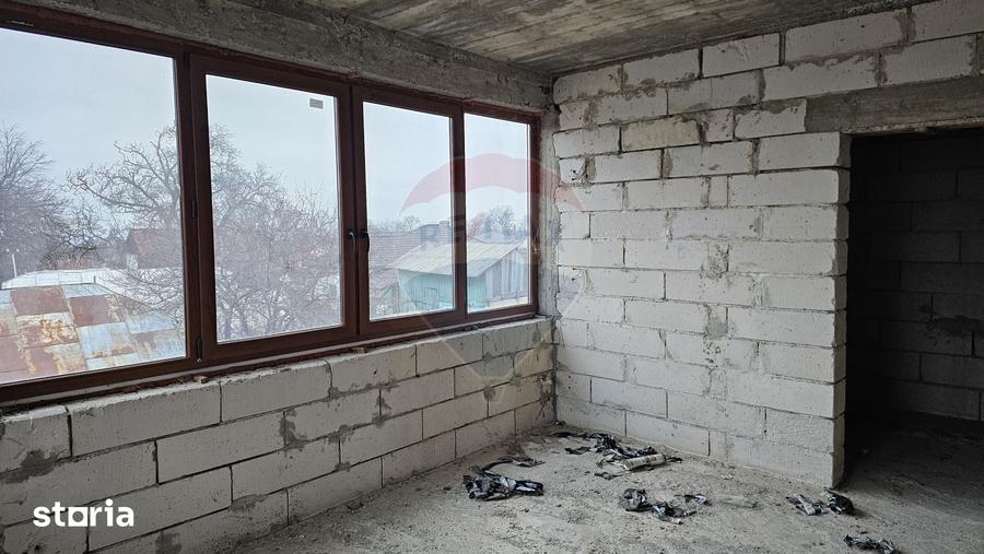 Casă cu Teren 2869 Mp în Siminicea