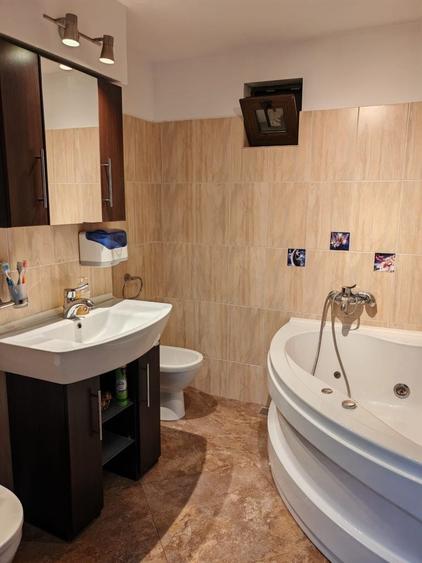 Apartament cu 3 camere semidecomandat în Central