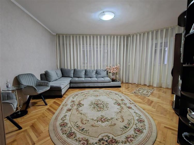 Apartament cu 3 camere decomandat în Călărași