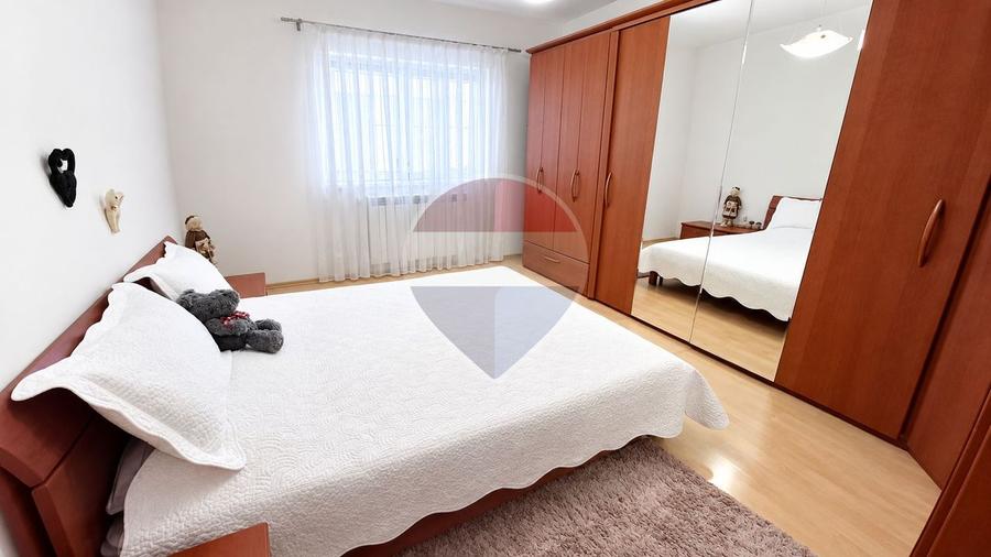 Duplex cu 13 camere cu Teren 240 Mp în Cioplea