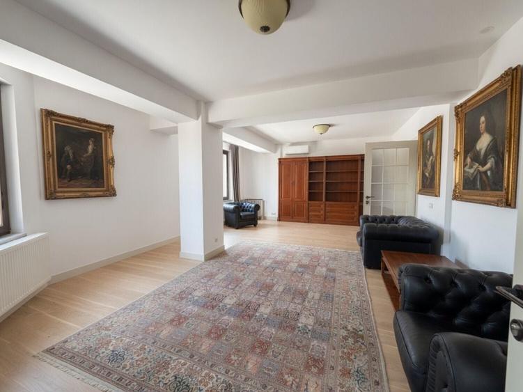 Penthouse cu 5 camere semidecomandat în Timpuri Noi