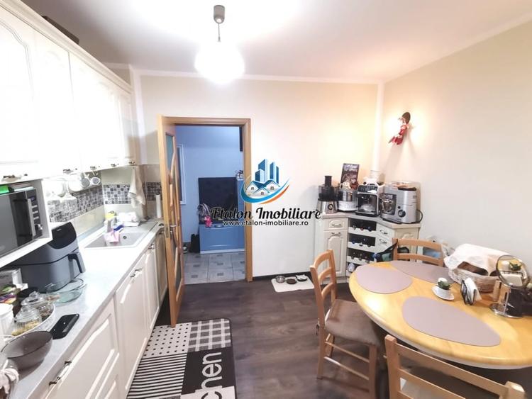 Apartament cu 3 camere semidecomandat în Periferie