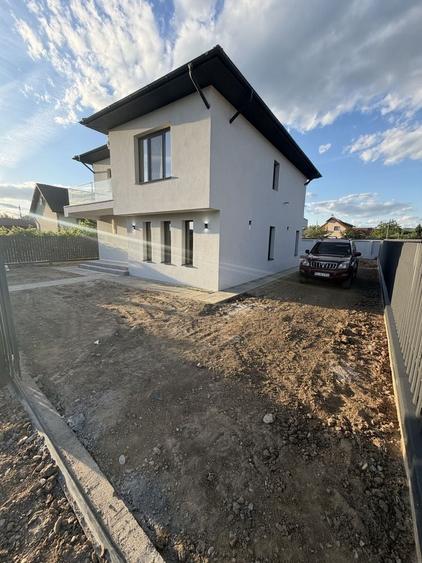Casă cu 4 camere în Racovița