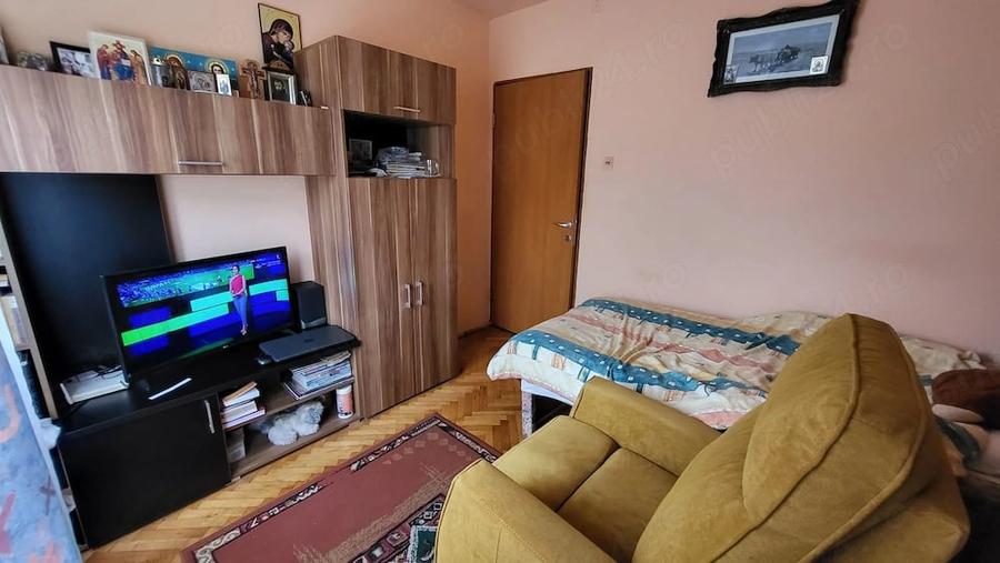 Apartament cu 3 camere decomandat în Aradului