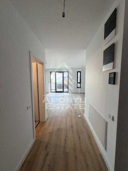 Apartament cu 3 camere semidecomandat în Torontalului