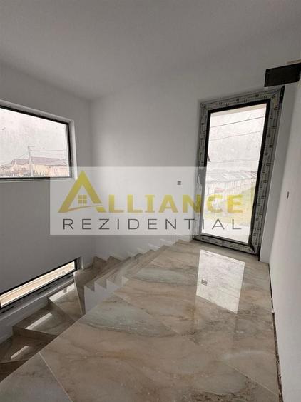 Duplex cu 4 camere decomandat cu Canalizare în Central