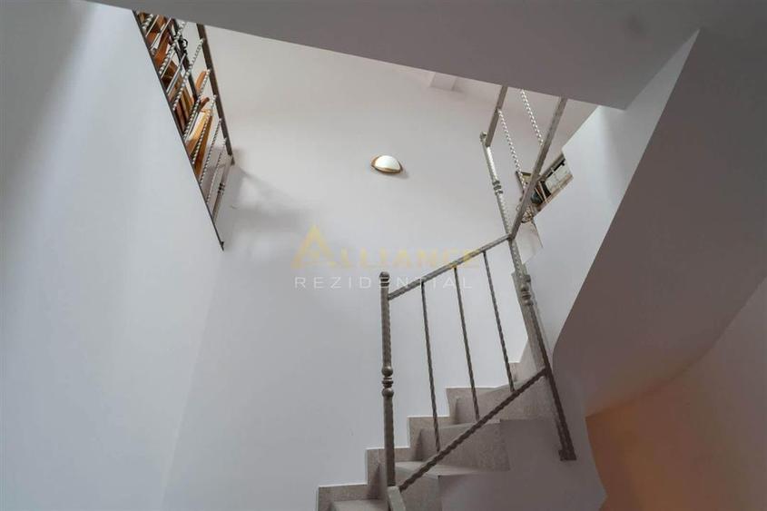 Casă cu 4 camere cu Piscina în Central