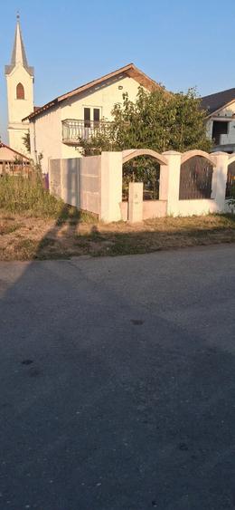 Casă cu 4 camere cu Teren 400 Mp în Central