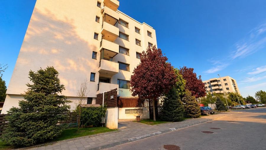 Apartament cu 3 camere semidecomandat, mobilat în Băneasa