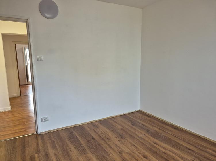 Apartament cu 4 camere semidecomandat în Colentina