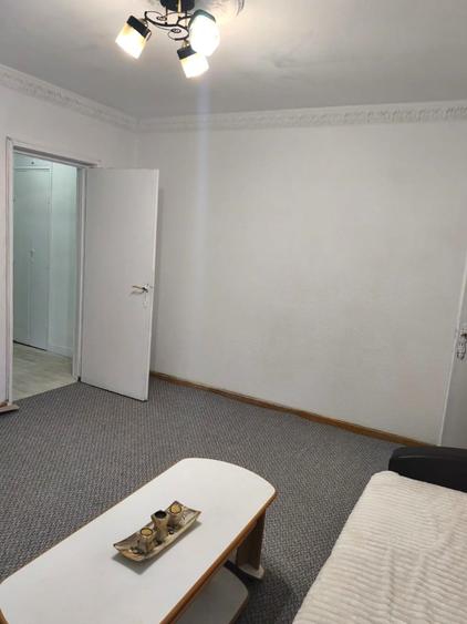 Apartament cu 3 camere semidecomandat în Cantemir