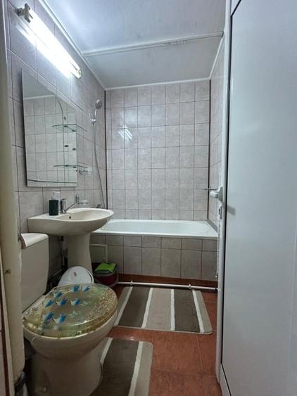 Apartament cu 3 camere semidecomandat, mobilat în Dacia