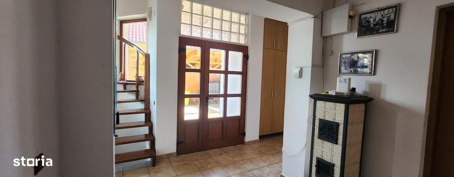 Casă cu 6 camere cu Teren 736 Mp în IAR