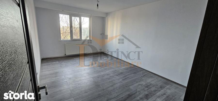Apartament cu 3 camere decomandat în Astra