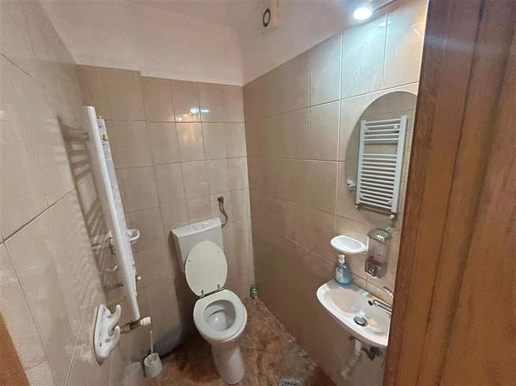 Birou, de 100 mp, în P-ța Rosetti