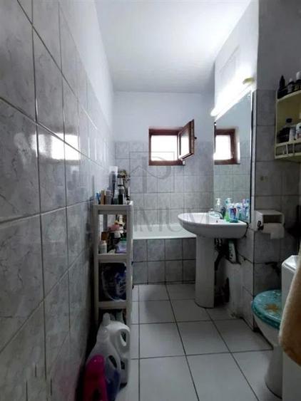 Apartament cu 3 camere semidecomandat în Dâmbovița