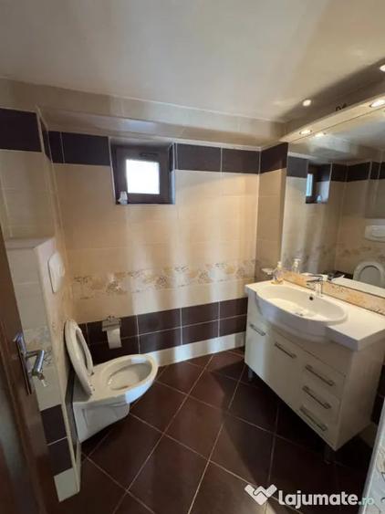 Casă cu 8 camere cu Teren 380 Mp în Griviței
