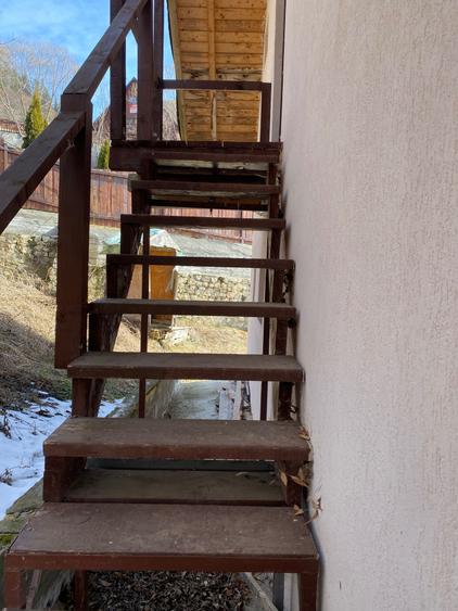 Casă cu 3 camere în Podu Dâmboviței
