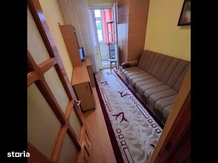 Apartament cu 4 camere decomandat în Podu Roș