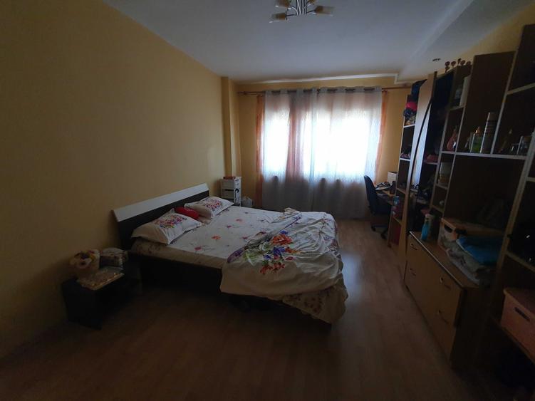 Apartament cu 3 camere decomandat în Cetate