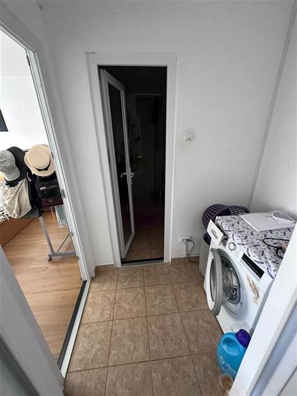 Apartament cu 3 camere semidecomandat în Podu Roș