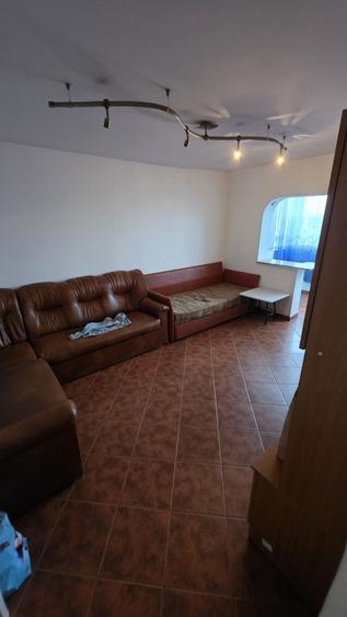 Apartament cu 3 camere decomandat, mobilat în Exterior Vest