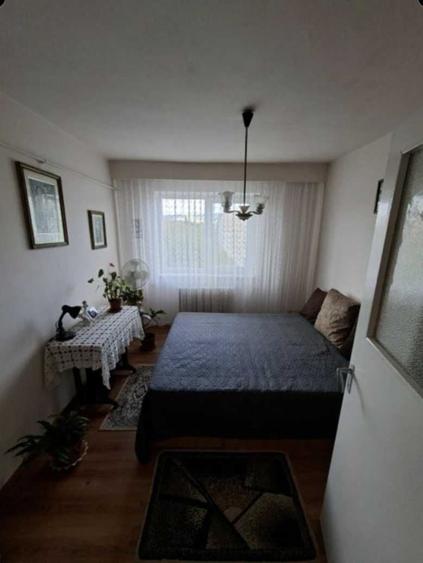 Apartament cu 3 camere semidecomandat în Gojdu