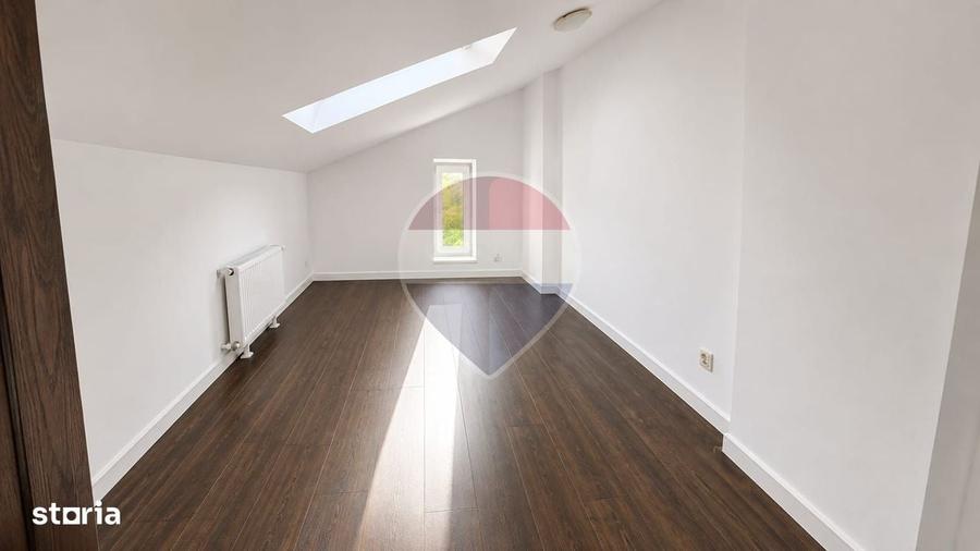 Casă cu 4 camere în Romană