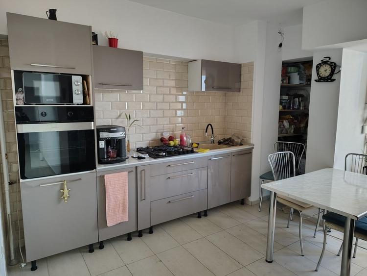 Apartament cu 4 camere decomandat, mobilat în Moșilor
