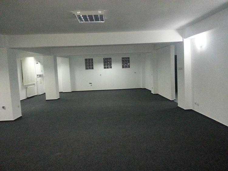 Casă cu 30 camere cu Canalizare în 13 Septembrie