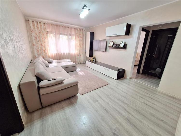 Apartament cu 3 camere decomandat în Milcov