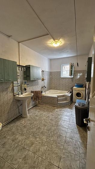 Casă individuală cu 5 camere cu Canalizare în Central