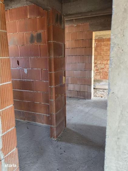 Casa parter si etaj la rosu ,Recas - 11